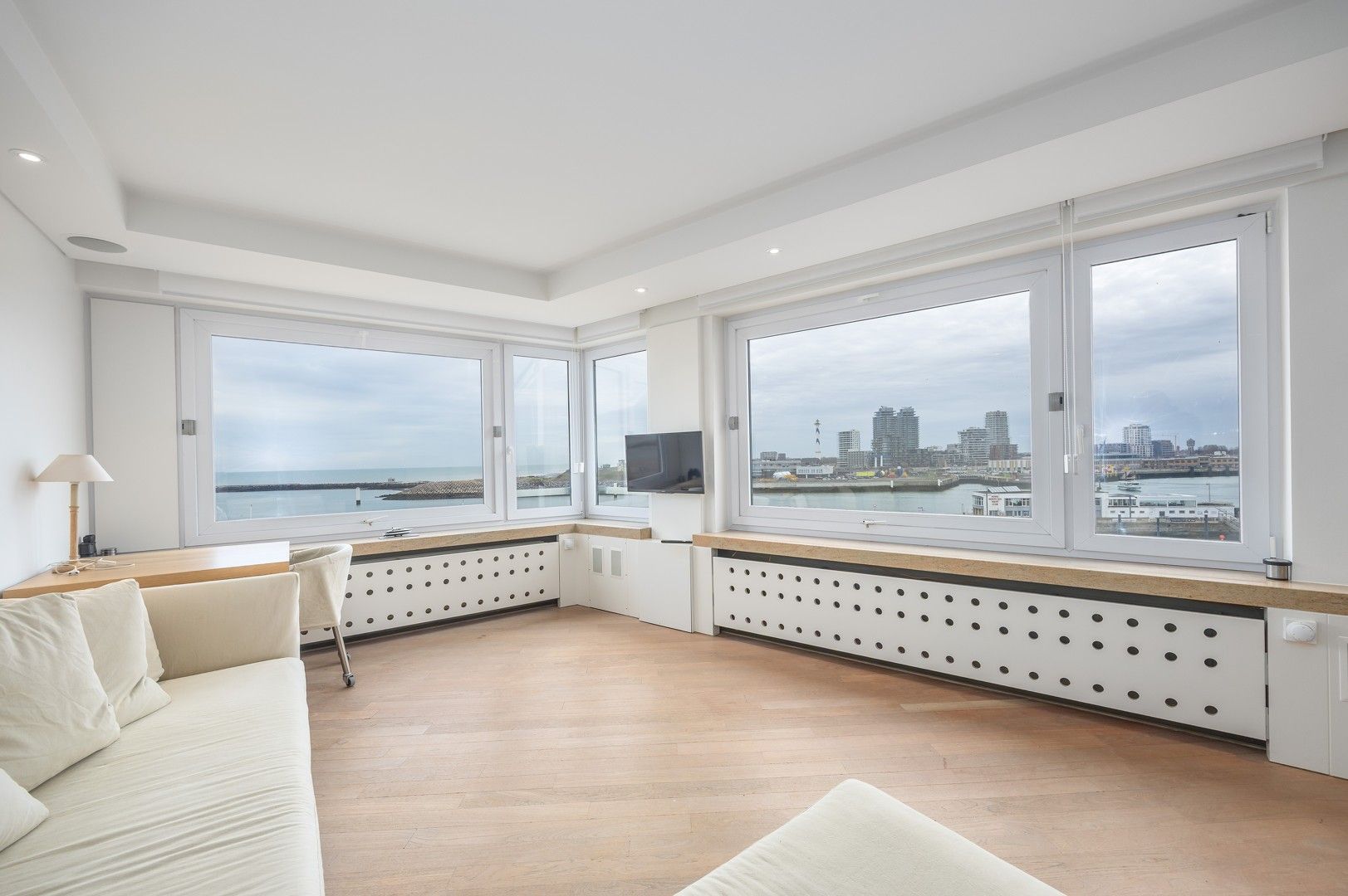 WESTHILL 05.01 foto {{pictureIndex}}