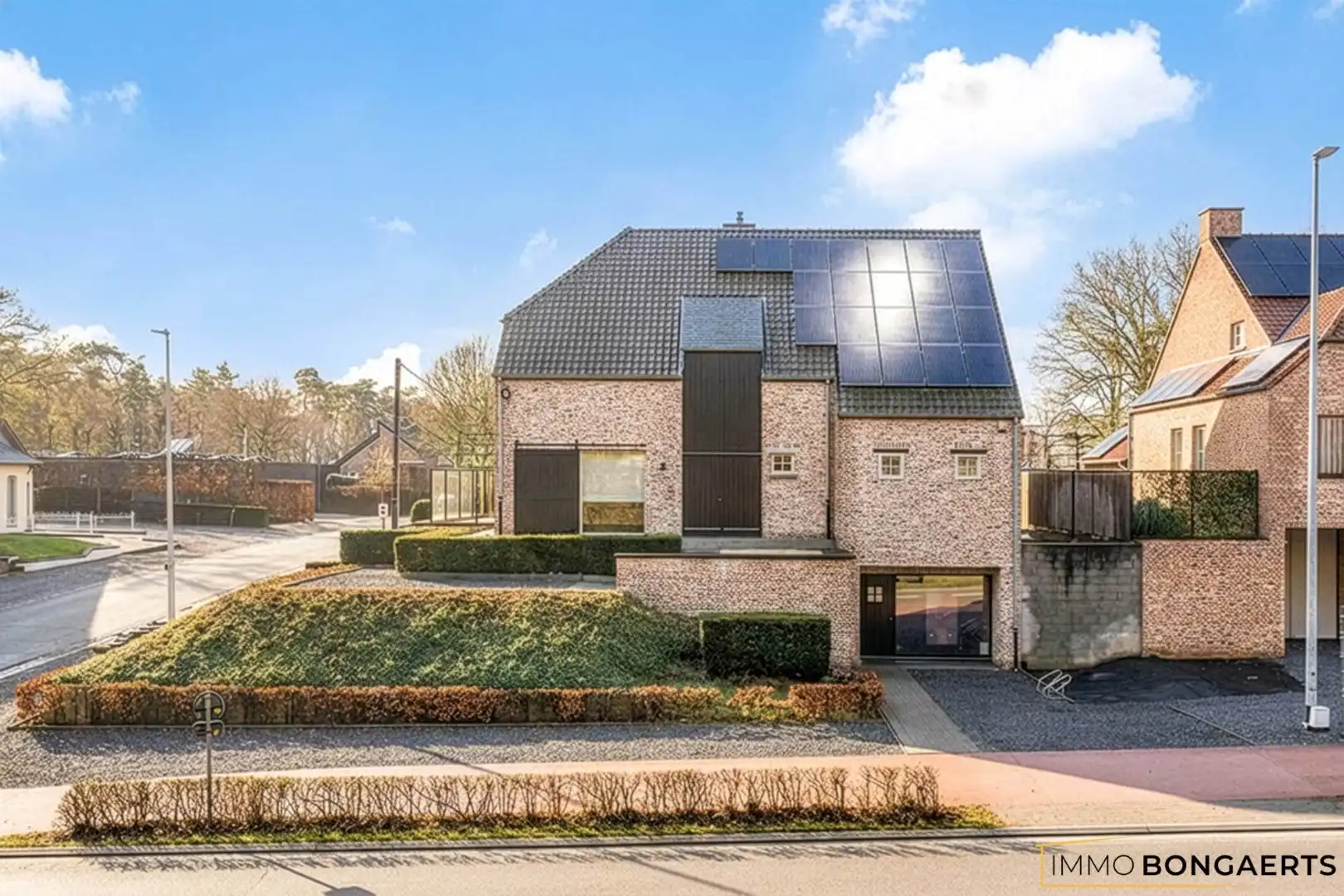 Prachtig afgewerkte woning met praktijkruimte foto {{pictureIndex}}