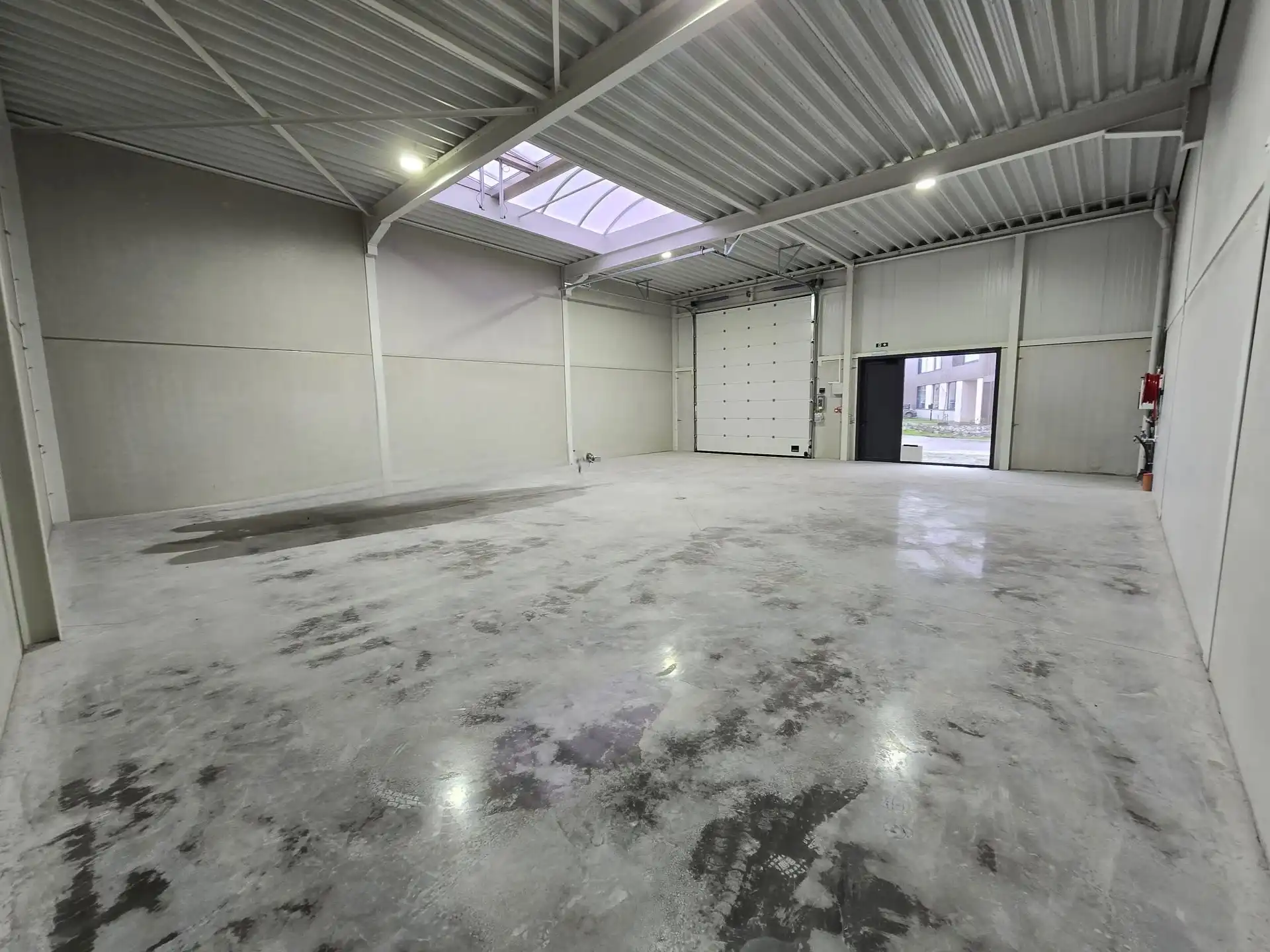 Magazijn van 180m² met 2 autostaanplaatsen foto 2