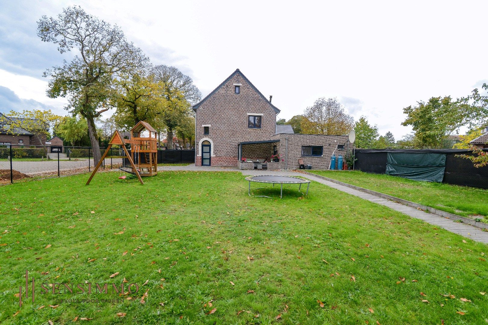 Halfopen woning met 3 slaapkamers en ruime tuin foto 3