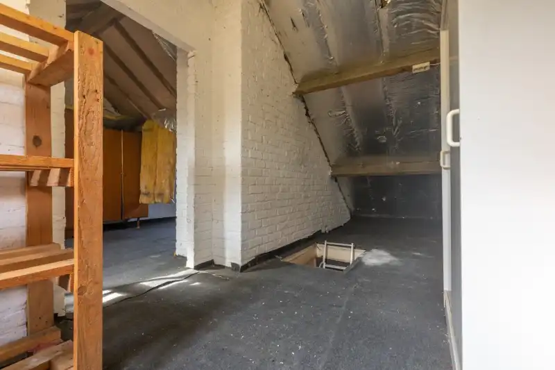 Rustig gelegen, te moderniseren woning met 3 slaapkamers (meer mogelijk), tuin en grote garage op 288m². foto 12