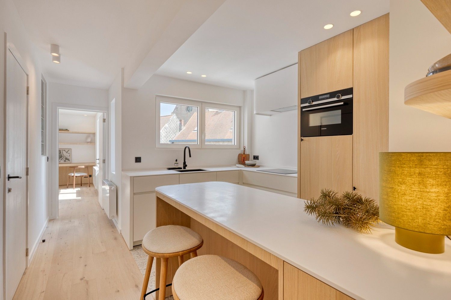 Hoogwaardig gerenoveerd appartement met 3 volwaardig slaapkamers nabij het het UZ en het Sint-Pietersstation foto {{pictureIndex}}