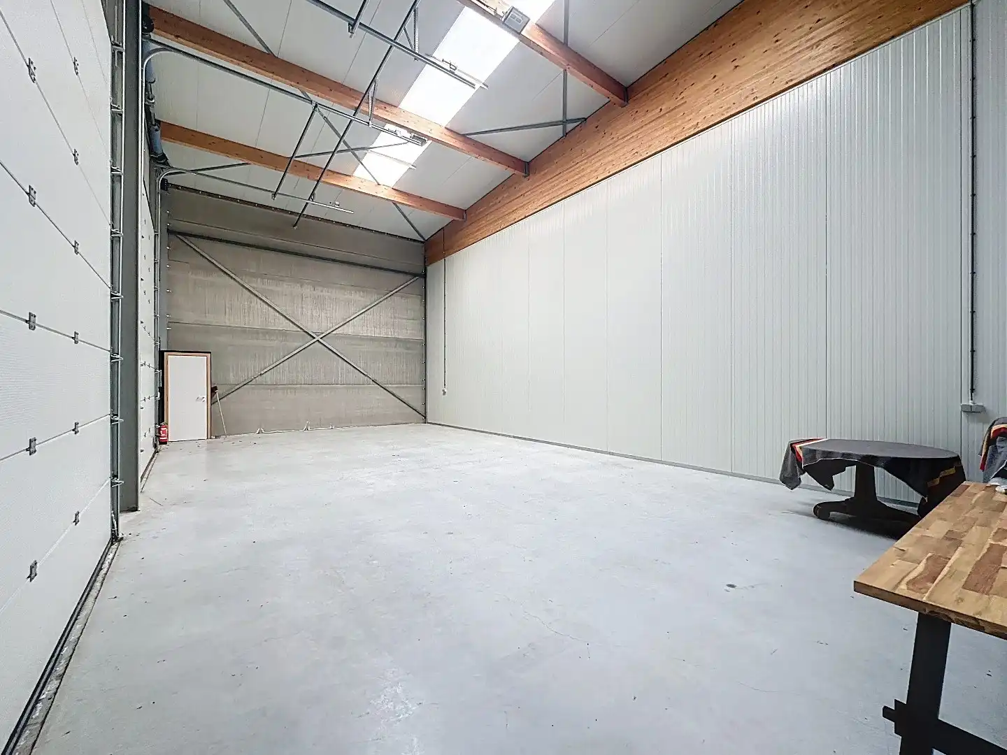 Praktische bedrijfsloods met dubbele poort te koop foto 5