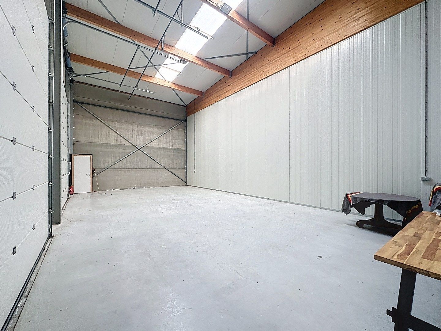 Praktische bedrijfsloods met dubbele poort te koop foto 5