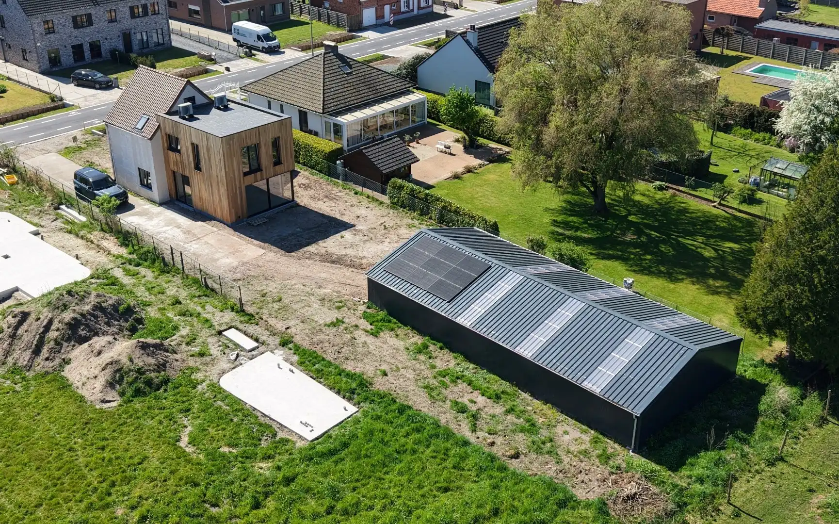 Vernieuwbouwwoning met ruim nieuwbouwmagazijn van 155 m² foto 2