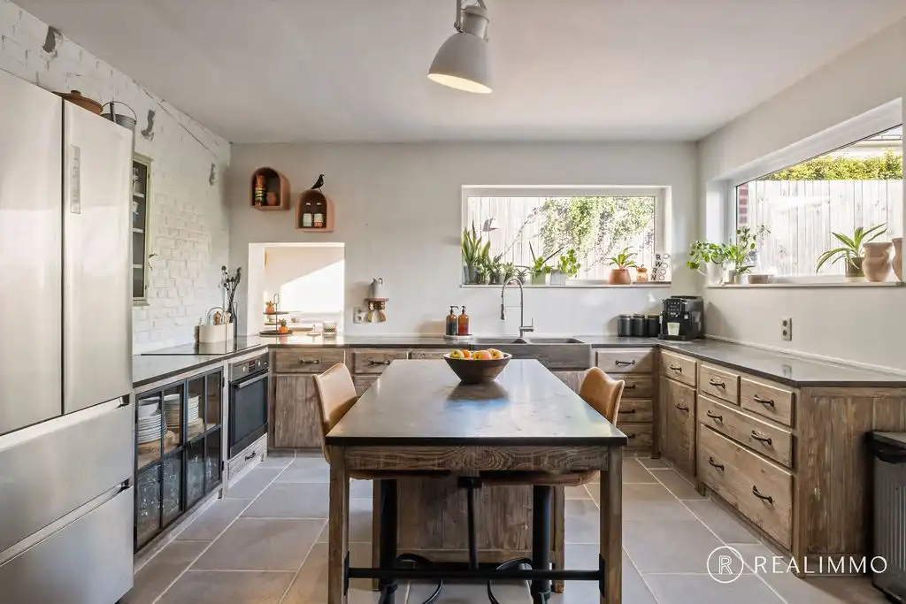 Stijlvol gerenoveerde woning met loods aan de voet van de Kluis! foto 9