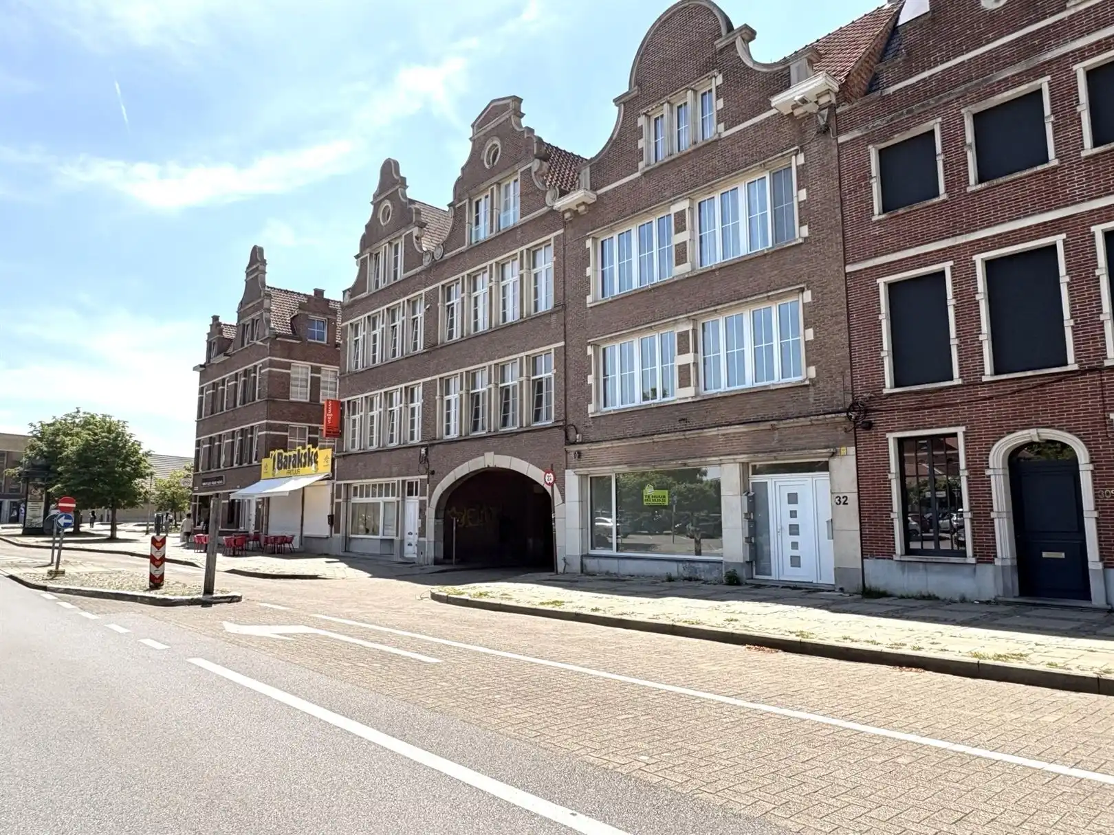 Instapklare volledig gerenoveerde kantoorruimte in karaktervol gebouw met mooie gevel op toplocatie in hartje Dendermonde foto {{pictureIndex}}