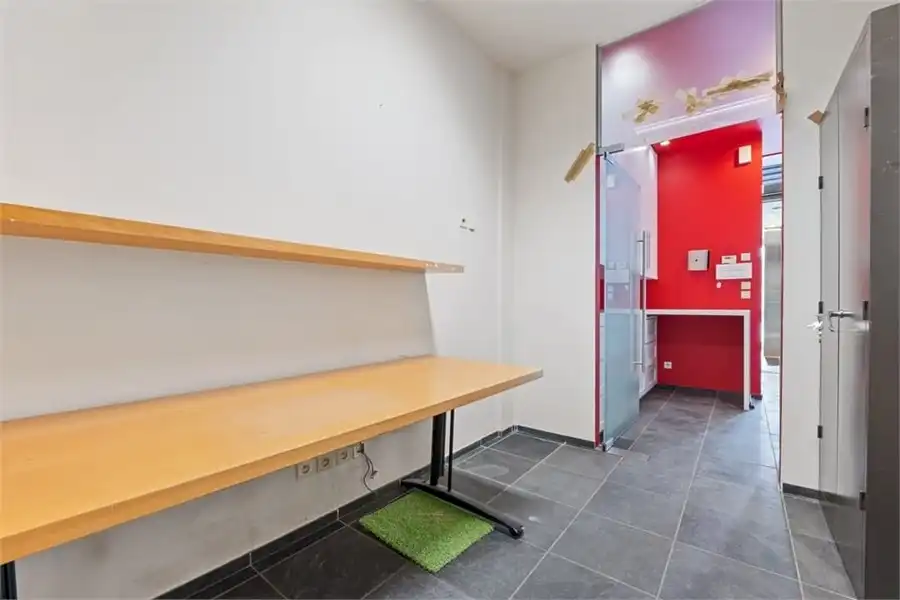 RUIME HANDELSRUIMTE TE HUUR OP DE GROTE MARKT IN SINT-TRUIDEN foto 27