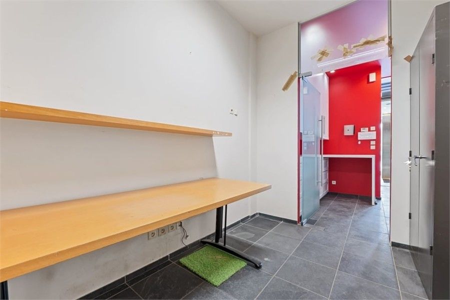 RUIME HANDELSRUIMTE TE HUUR OP DE GROTE MARKT IN SINT-TRUIDEN foto 27