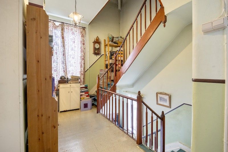 Statige renovatiewoning in charmante laan foto 9
