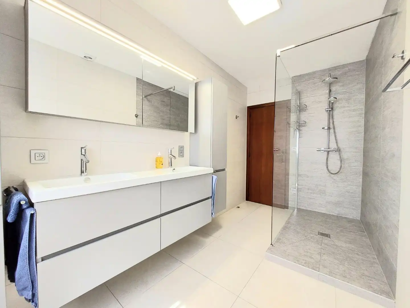 Ruime alleenstaande villa foto 6