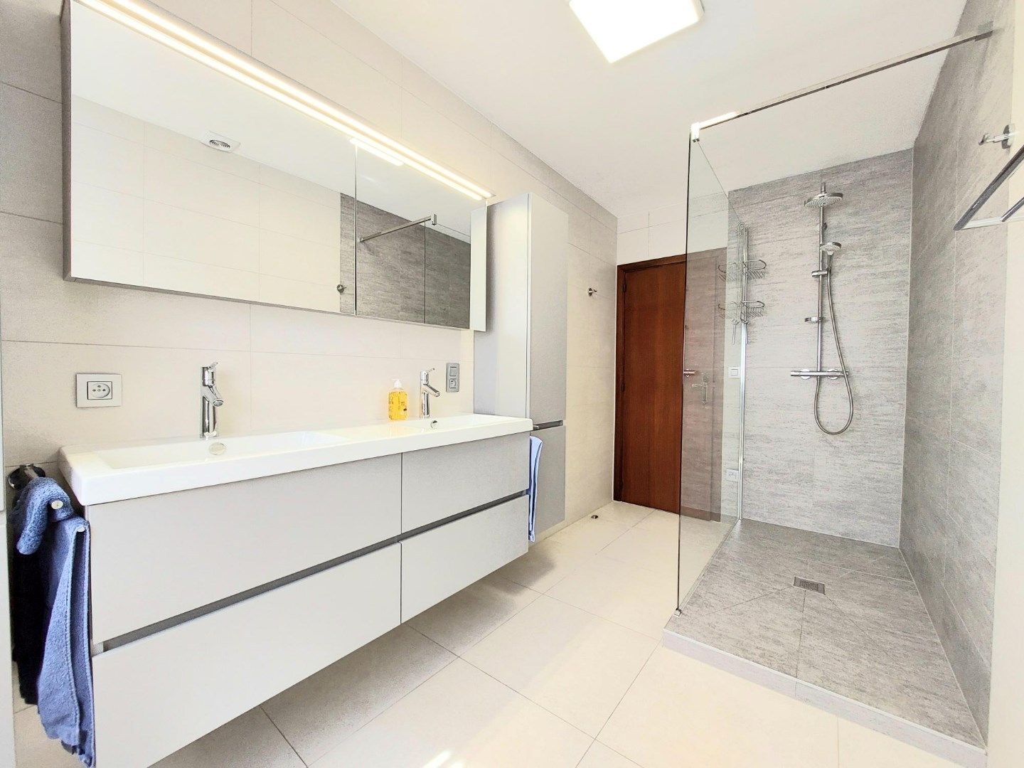 Ruime alleenstaande villa foto 6