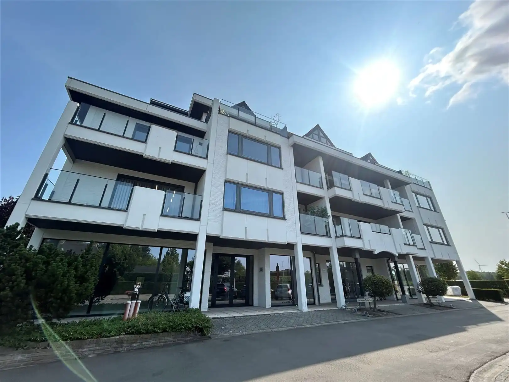 Kantoorgebouw foto {{pictureIndex}}