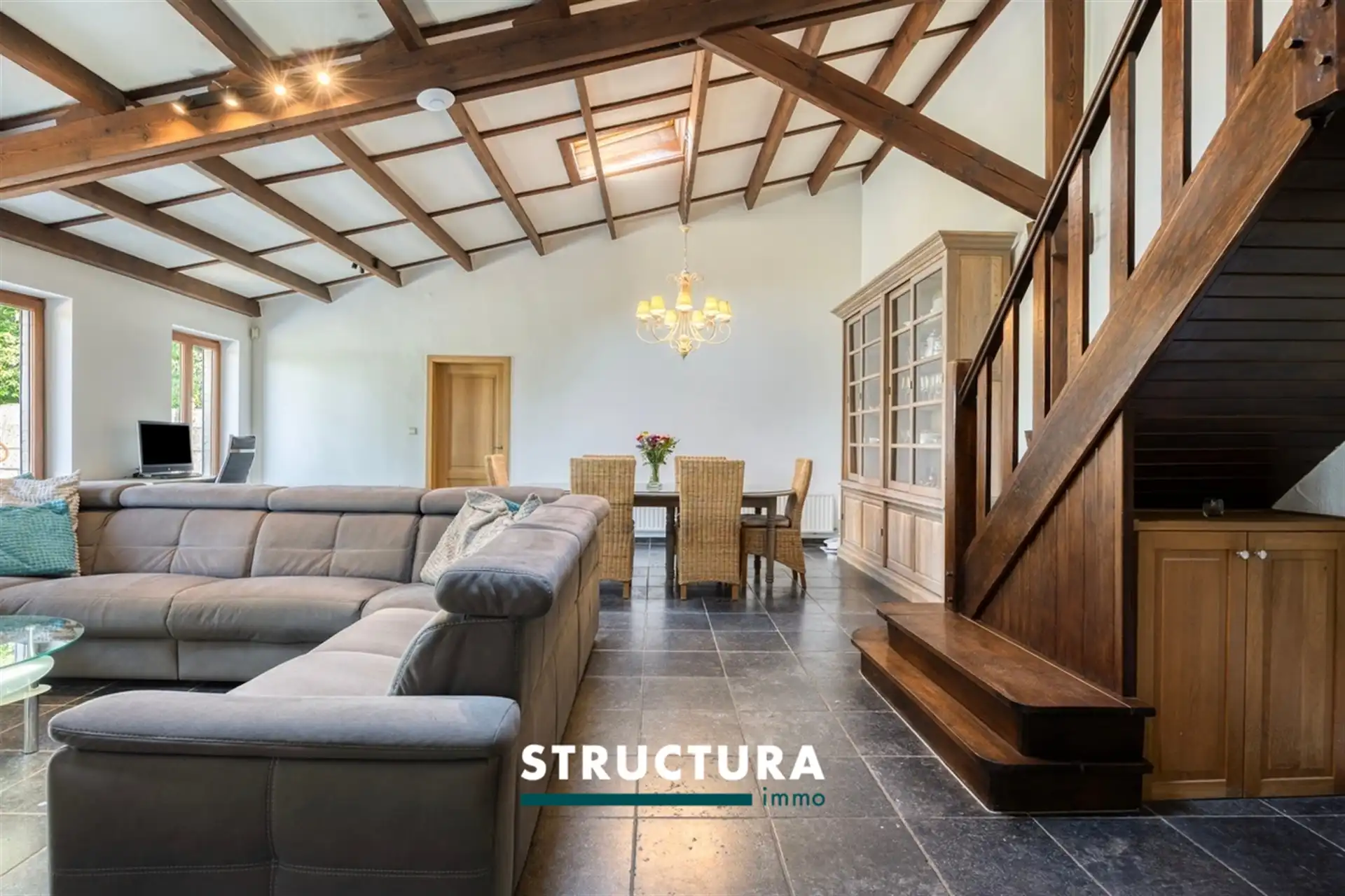 Prachtige woning met ruime loods foto 7
