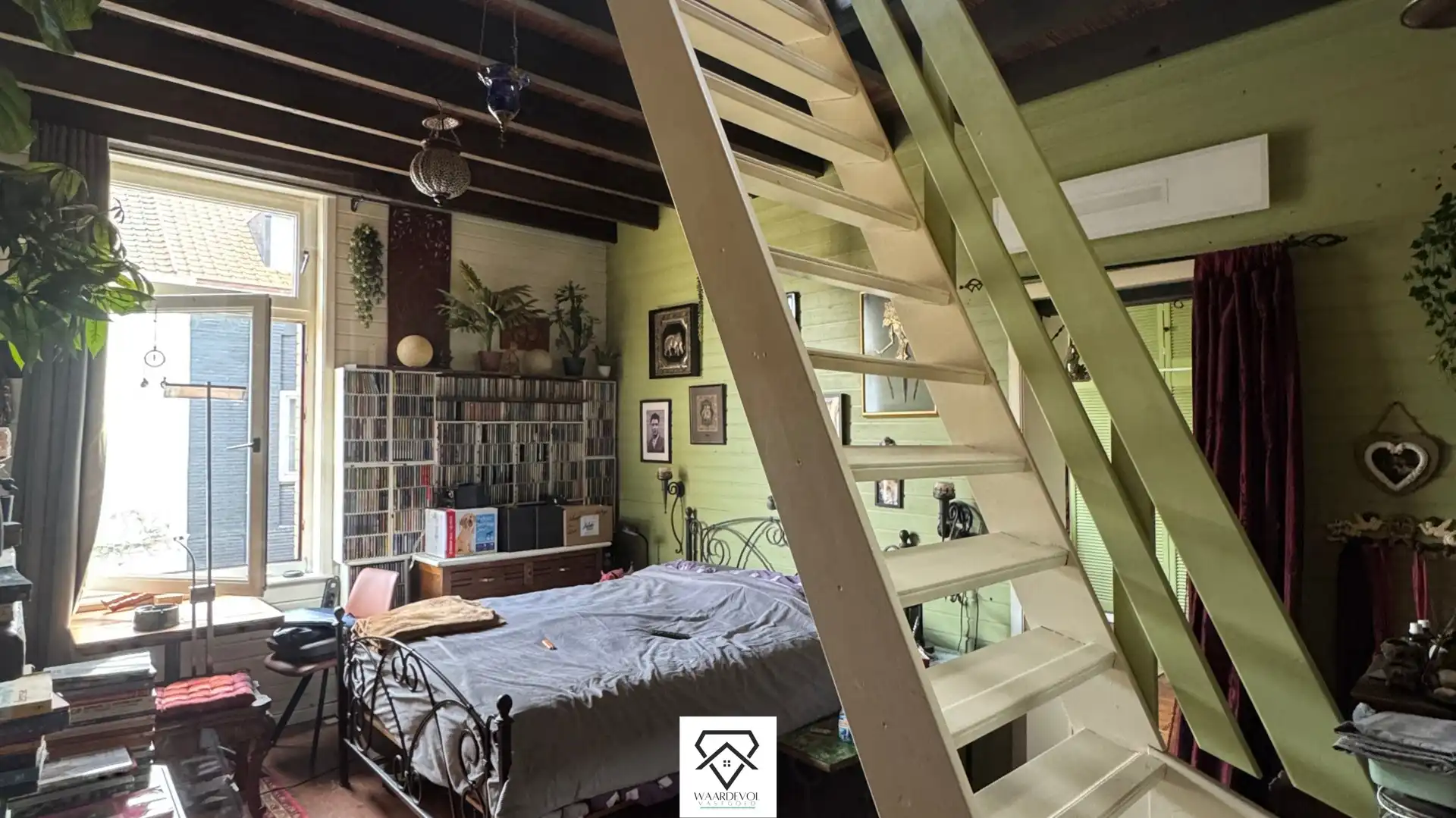 Wijze stadswoning met buitenruimte en potentieel te koop foto 9