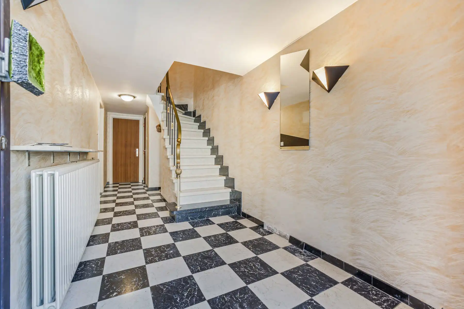 Goed gelegen woning met 4 slaapkamers en garage foto 4