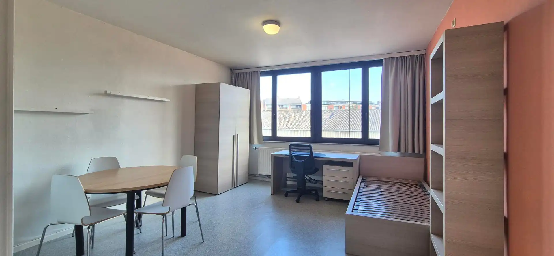 Moderne bemeubelde studio foto 2