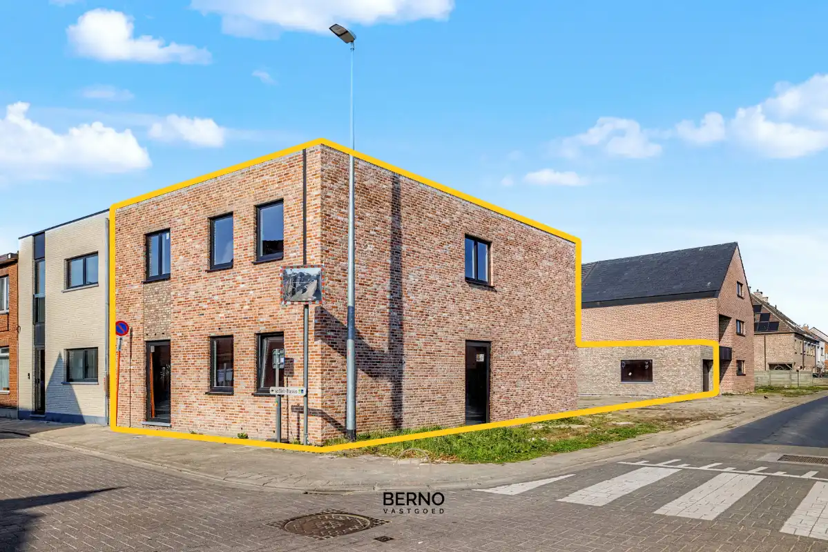 Ruime nieuwbouwwoning met mooie tuin en grote garage foto 2