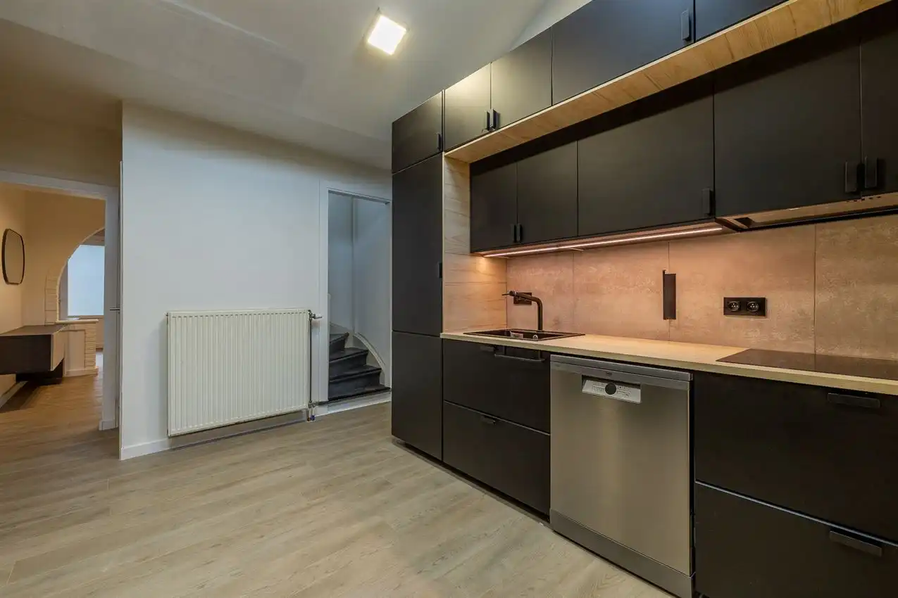 Stijlvol gerenoveerde stadswoning met 3 slk foto 9