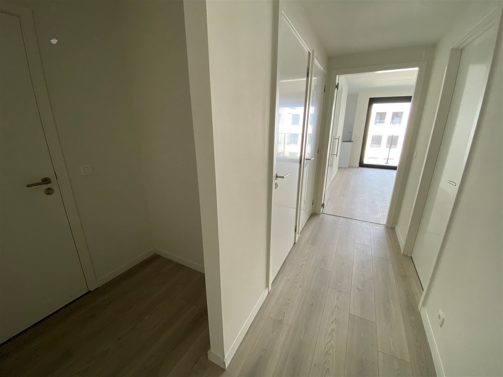 Stijlvol appartement met terras en autostaanplaats foto 7