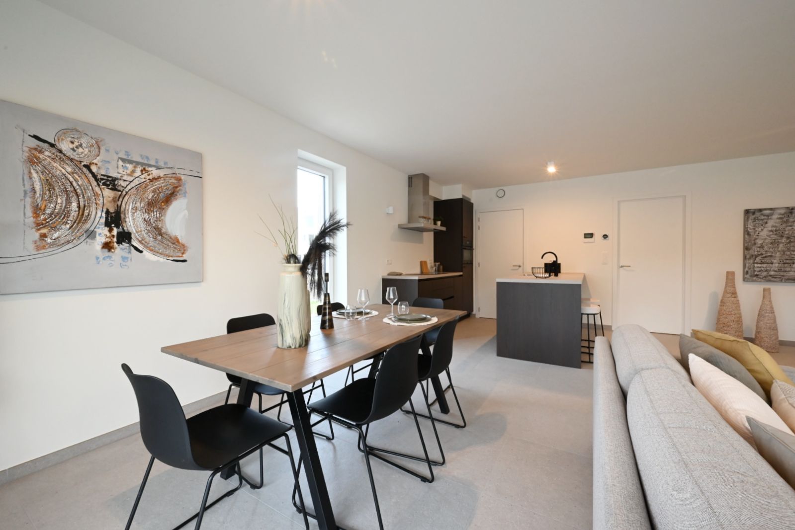 Nieuwbouwappartement met rijk beplante tuinzone en parktuin! foto 2