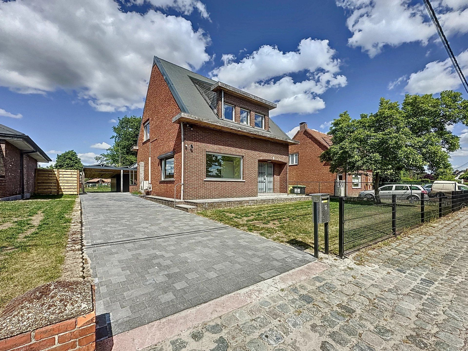 Gerenoveerde woning op groot perceel met 3 slaapkamers, zonnepanelen en thuisbatterij. foto 1
