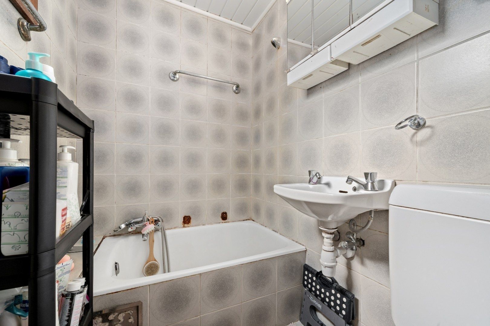 Op te frissen rijwoning met tuin foto 9