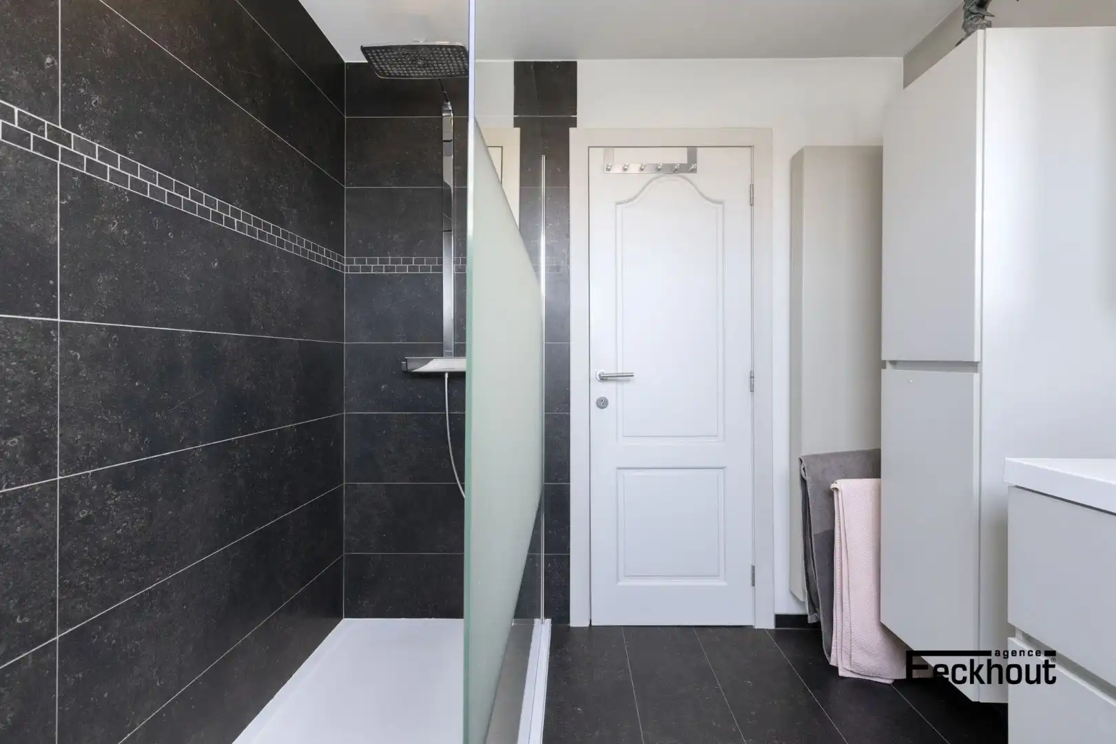 Instapklare woning met handelsruimte en met zonnige tuin! foto 17