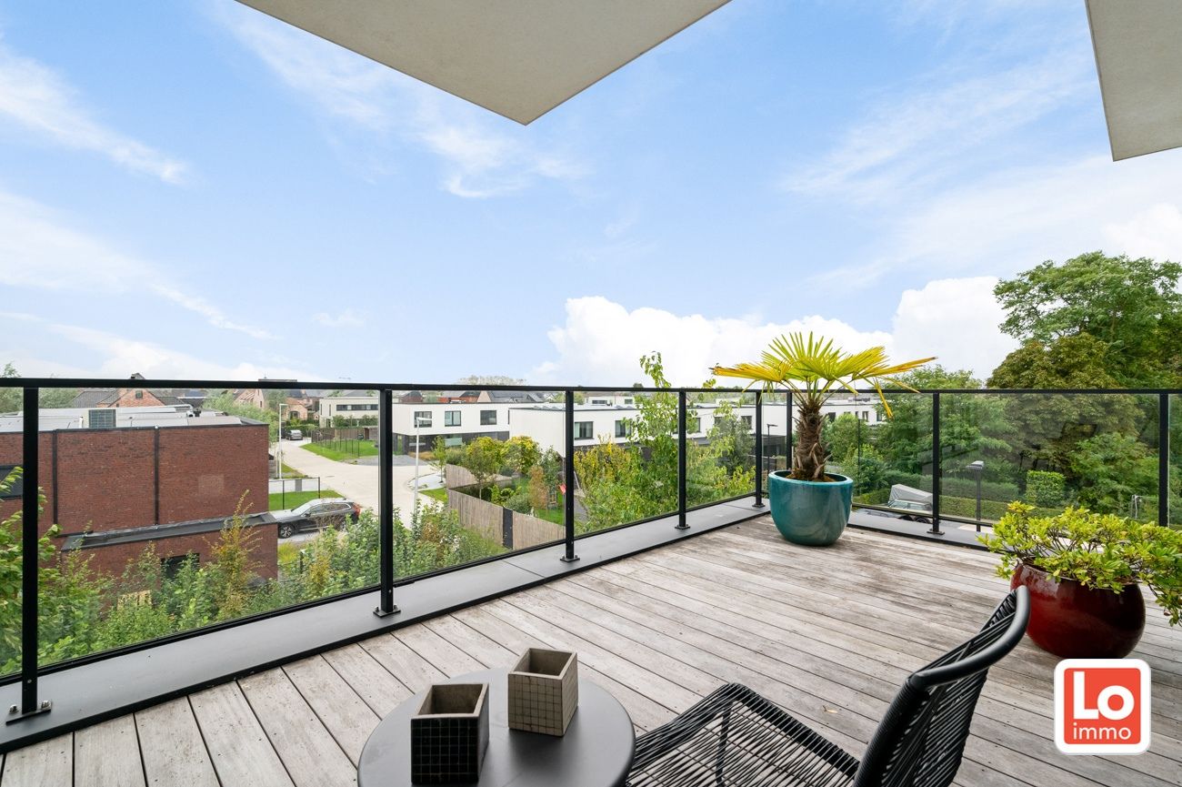 VERKOCHT! Luxe Penthouse met 1 slaapkamer en 2 grote terrassen op een topligging in het centrum van Lochristi! foto {{pictureIndex}}