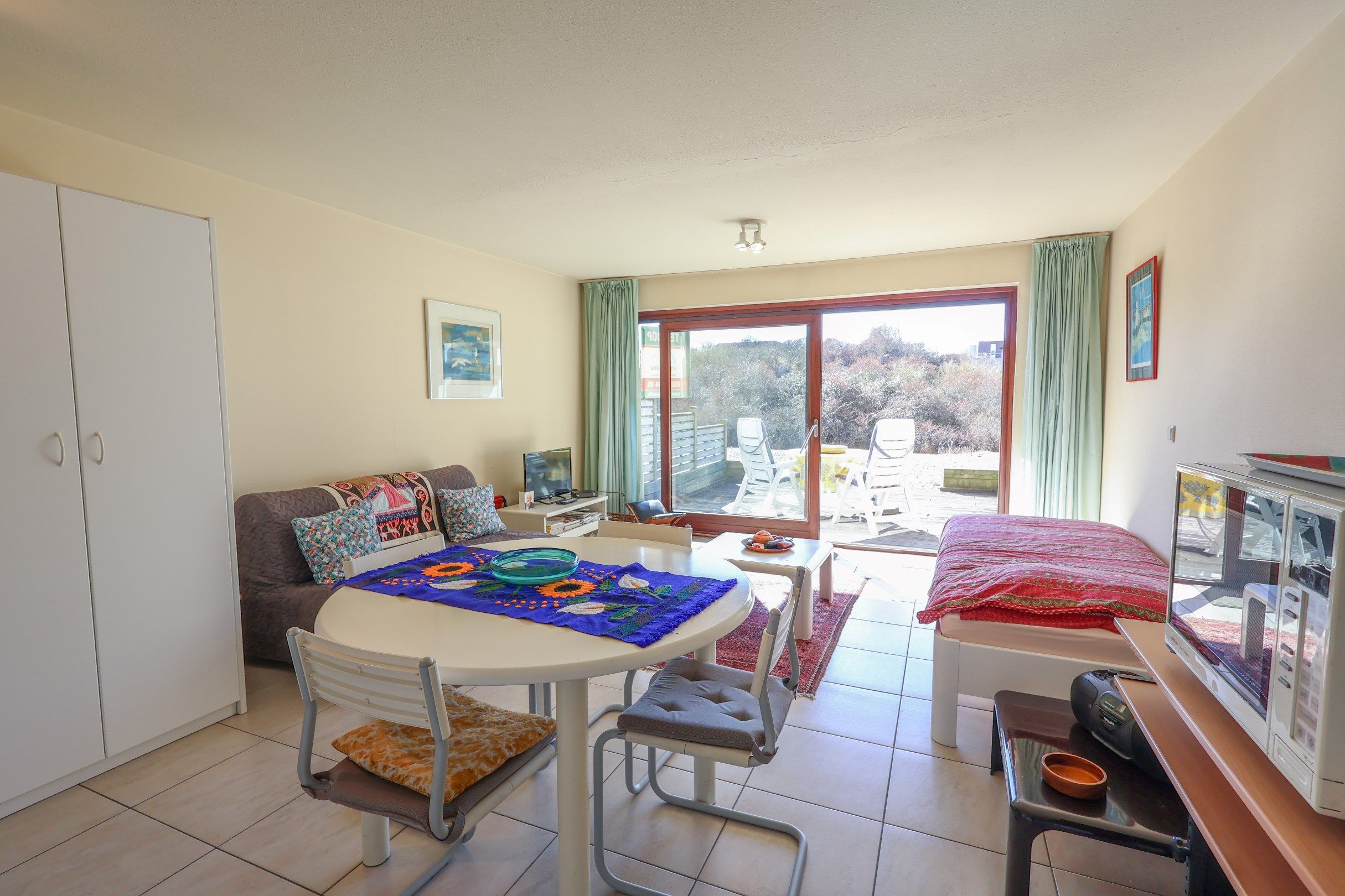 Gelijkvloerse studio met slaaphoek én zonovergoten terras op enkele meters van de zee!  foto 2