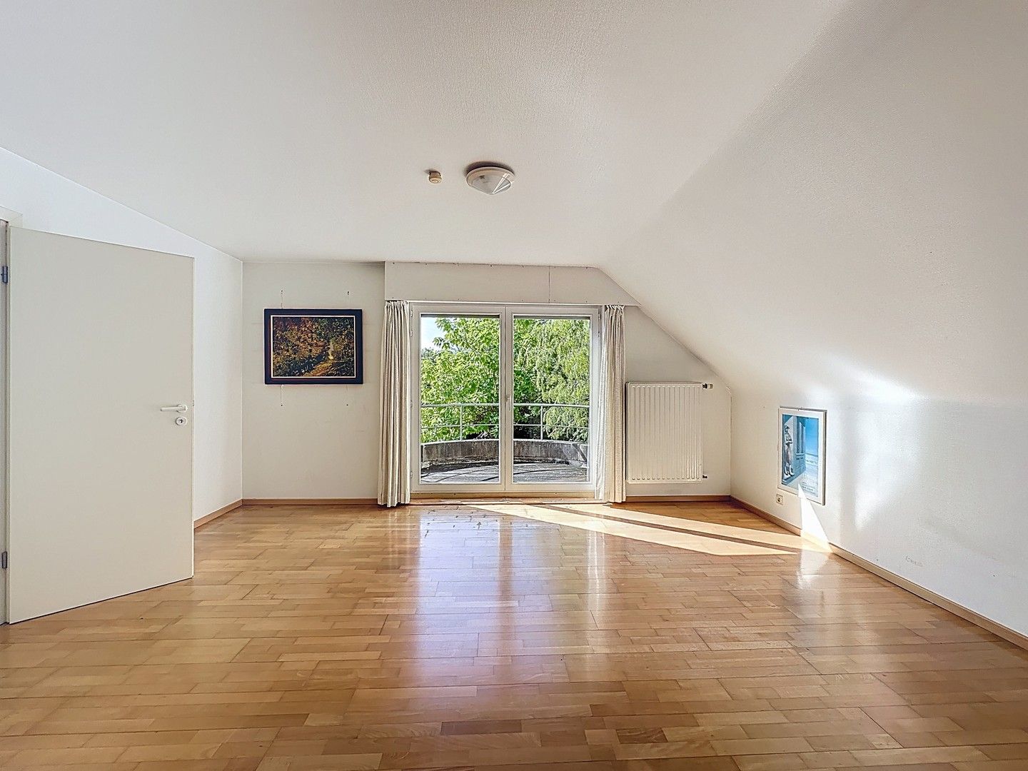 Zonovergoten alleenstaande villa met grote prachtige tuin (1.002m²). foto 9
