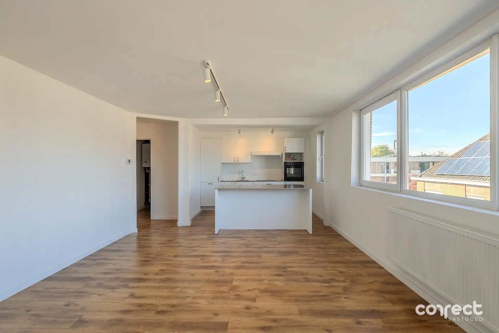 Volledig gerenoveerd appartement met 2 slaapkamers, dressing/slaapkamer en zonnig terras. foto 2