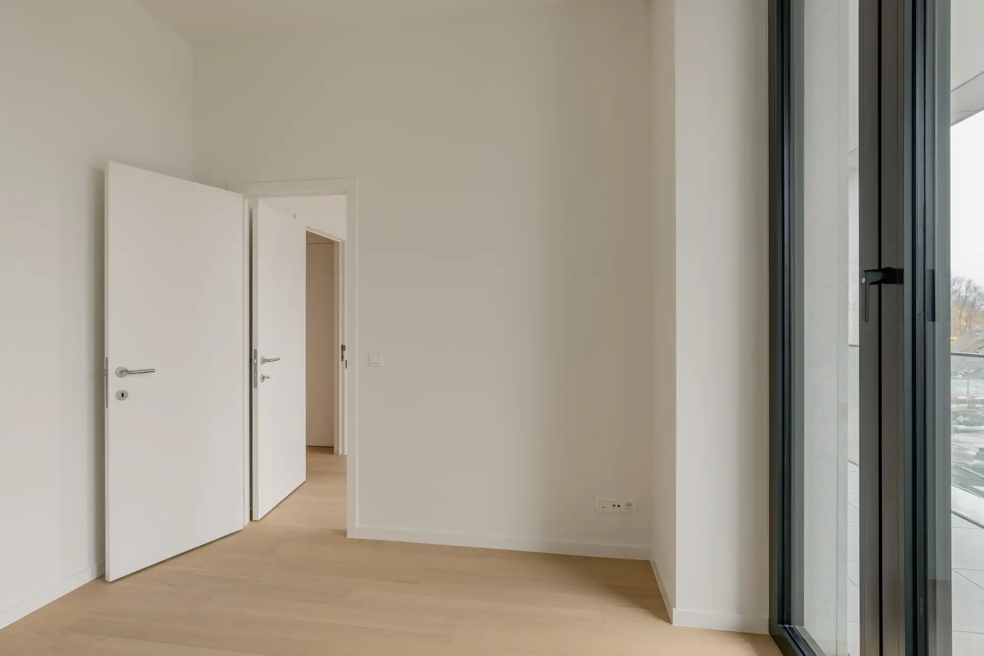 Max Dudler: uitgepuurde lijnen en Zwitserse precisie aan de Scheldekaaien. foto 8