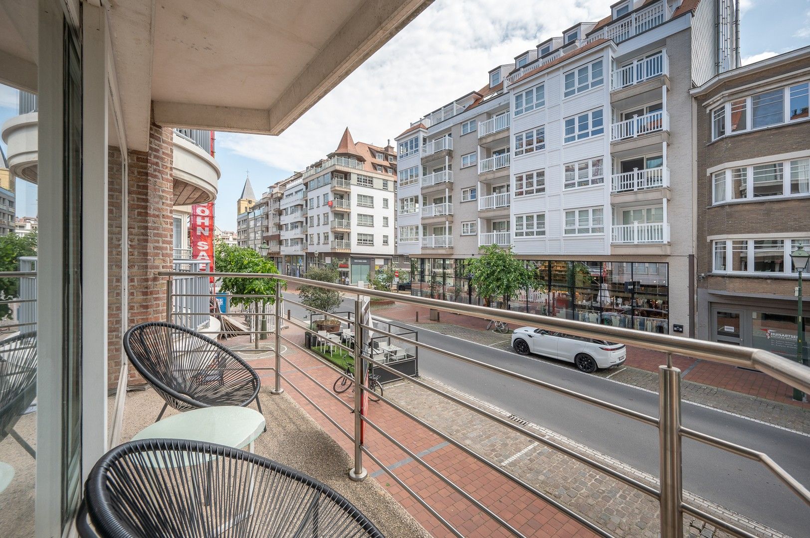 Appartement goed gelegen aan de zonnekant van de Dumortierlaan op enkele passen van de zee en de winkels. foto 2