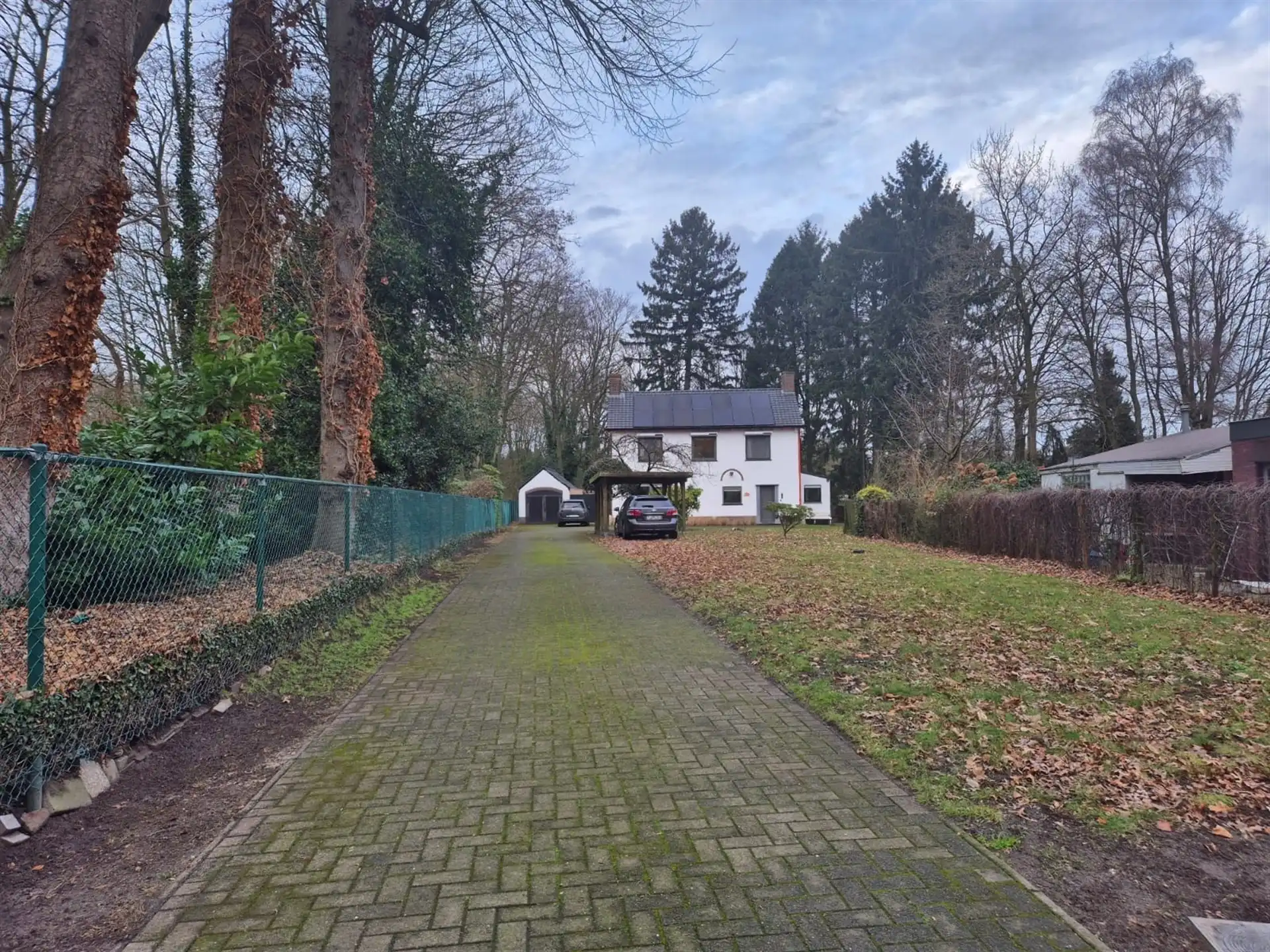 Ruime woning met 3 slaapkamers gelegen in een groene omgeving. foto 26