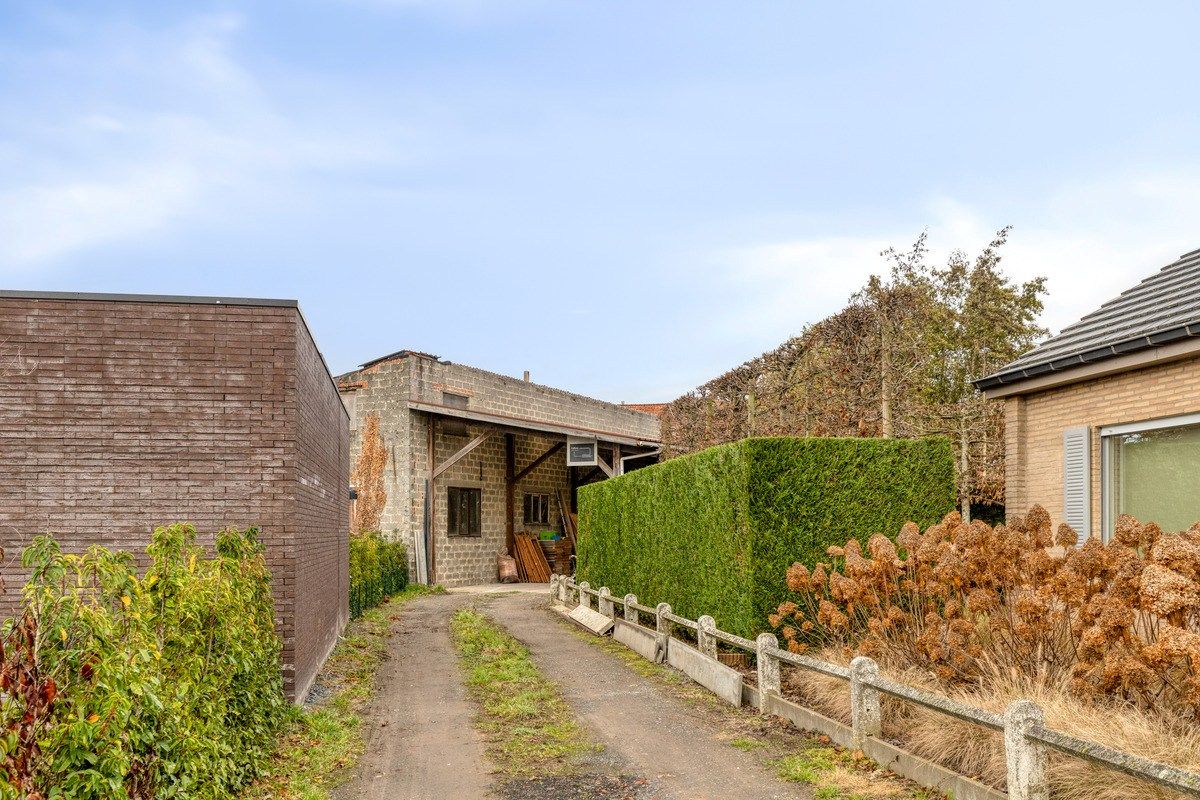 Te renoveren rijwoning met achterliggend groot magazijn! foto 14