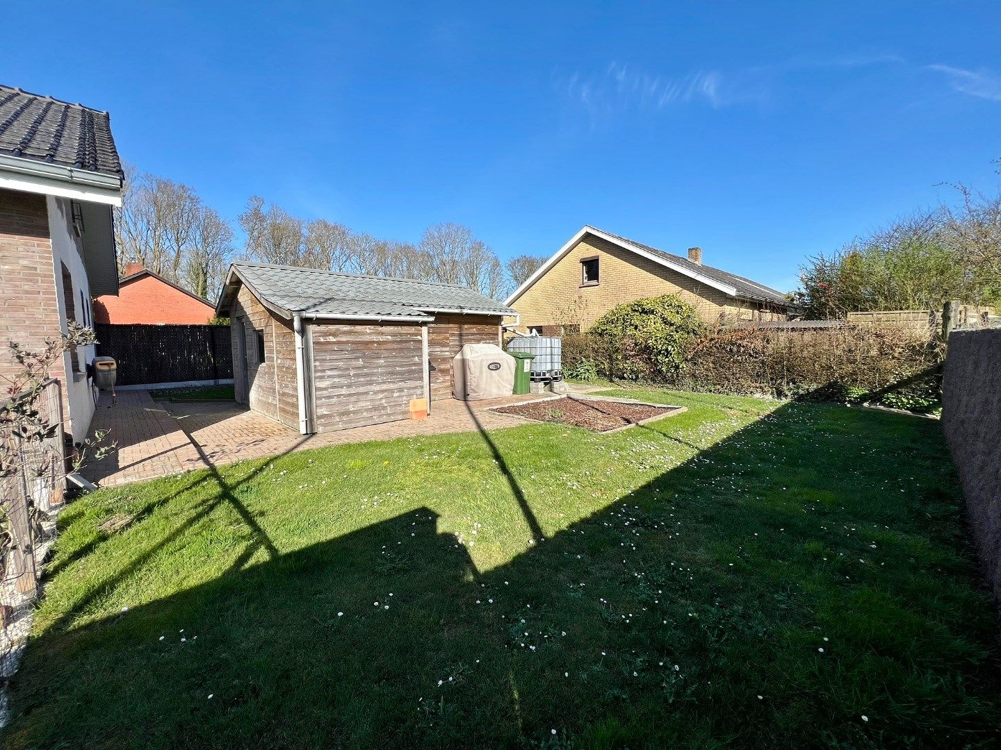 Gerenoveerde gelijkvloerse villa in rustige wijk met zonnige tuin en twee garages.  foto 23