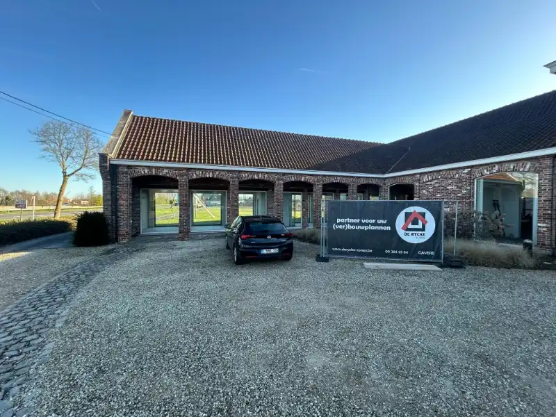 Uitstekend gelegen toonzaal (652 m²) – langs N60 Oudenaarde-Gent foto {{pictureIndex}}