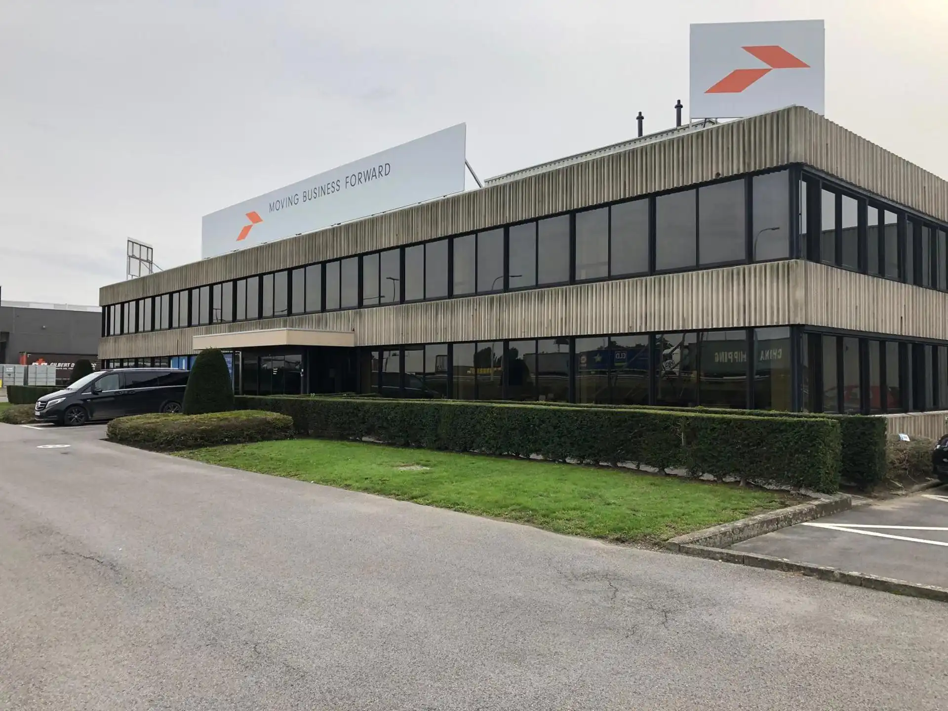 Magazijn 2.963m² met kantoren 569m²  in Temse foto {{pictureIndex}}