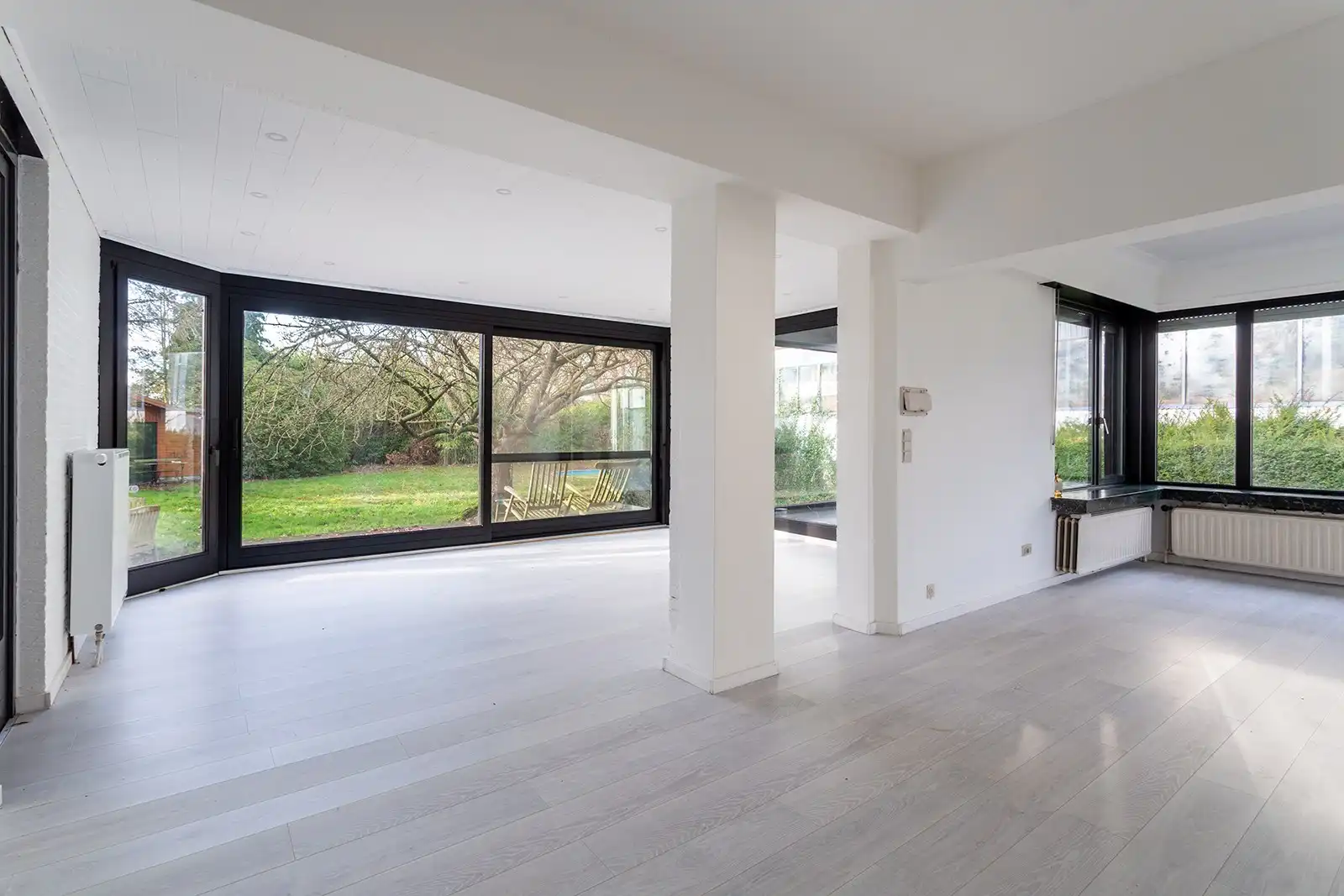 Uniek domein met villa, magazijn en uitgestrekte gronden foto 9