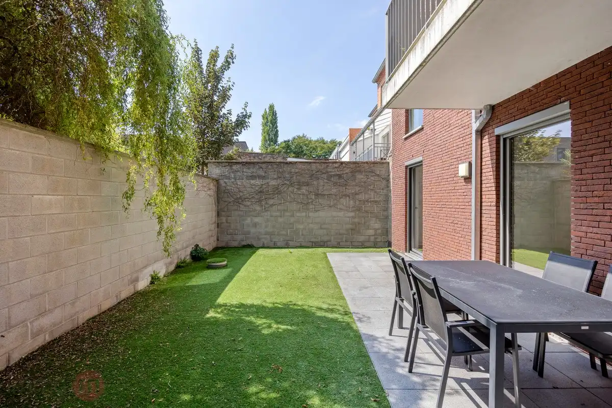 Recent gelijkvloers app. met 2 slaapkamers, tuin en 2 autostaanplaatsen. foto 2