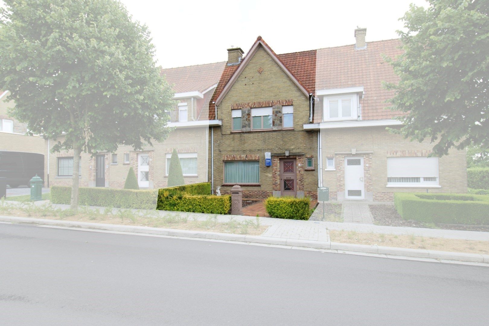 Woning op rustige ligging met uitweg en garage. foto 2