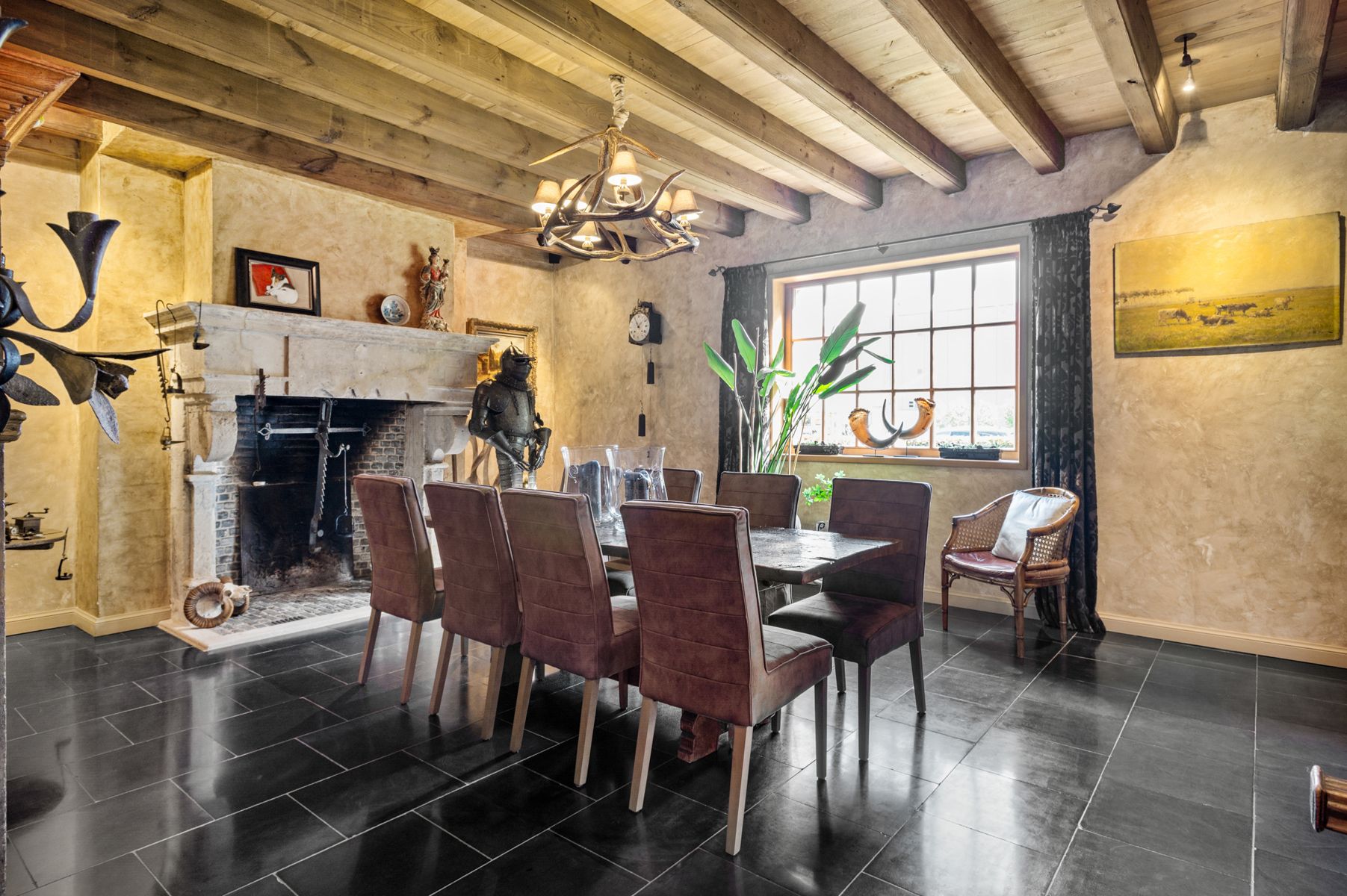 Gerenoveerde hoevewoning met praktijk en paardenstallen.  foto 14