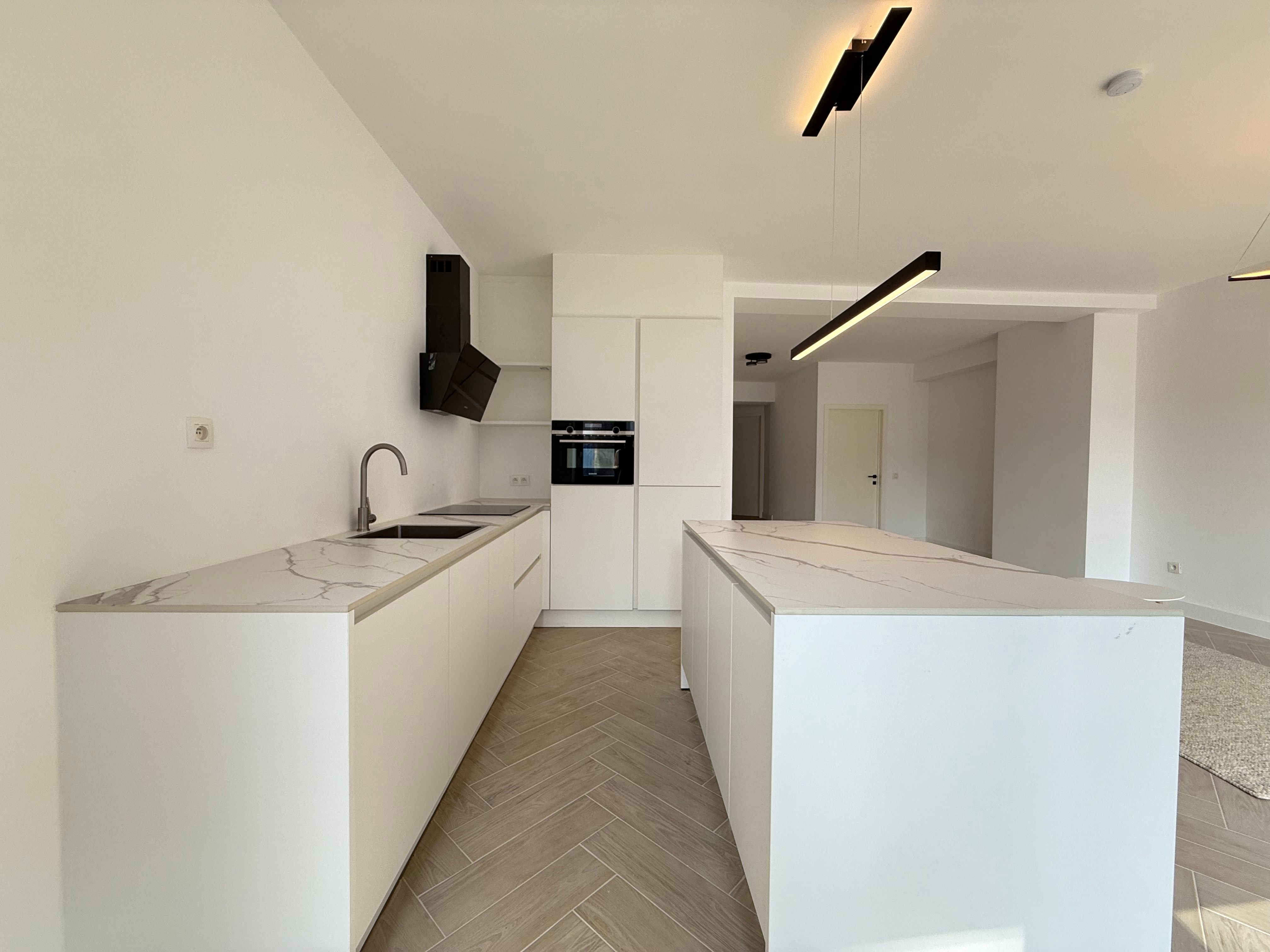 Subliem gerenoveerd appartement met terras foto 4