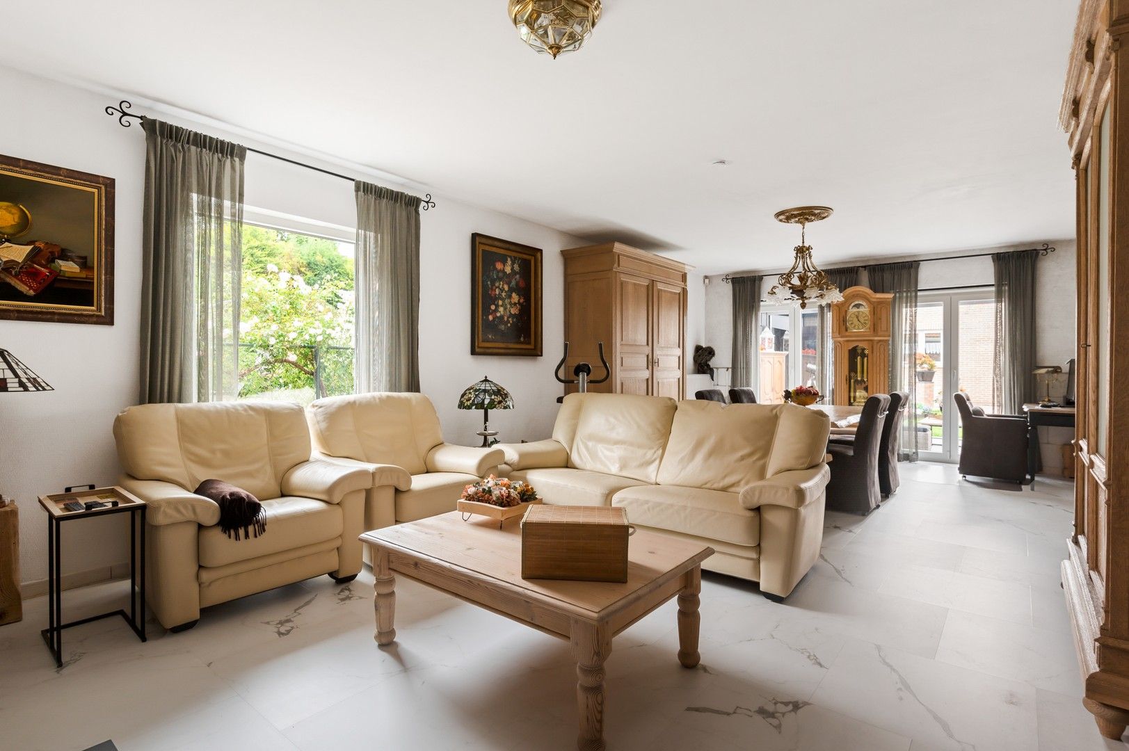 Knappe laagbouwwoning en groot bijgebouw met tuin en zwembad foto 3