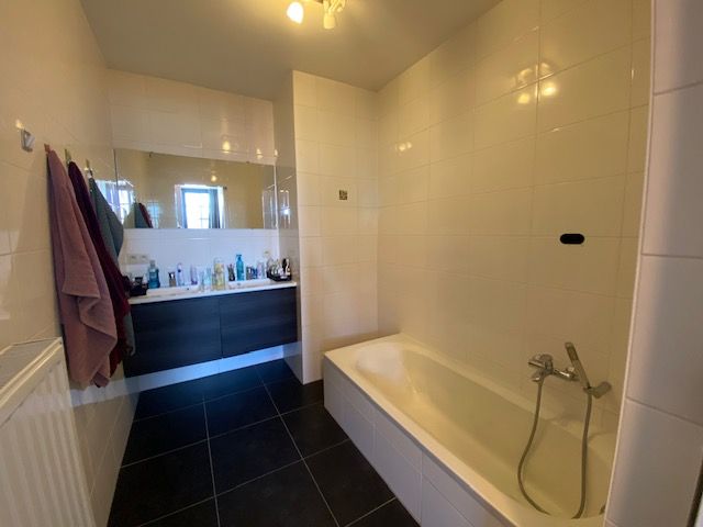 RUIM (131m²) INSTAPKLAAR  APPARTEMENT MET 2 SLAAPKAMERS, TERRAS, ONDERGRONDSE AUTOSTAANPLAATS EN KELDER foto 12