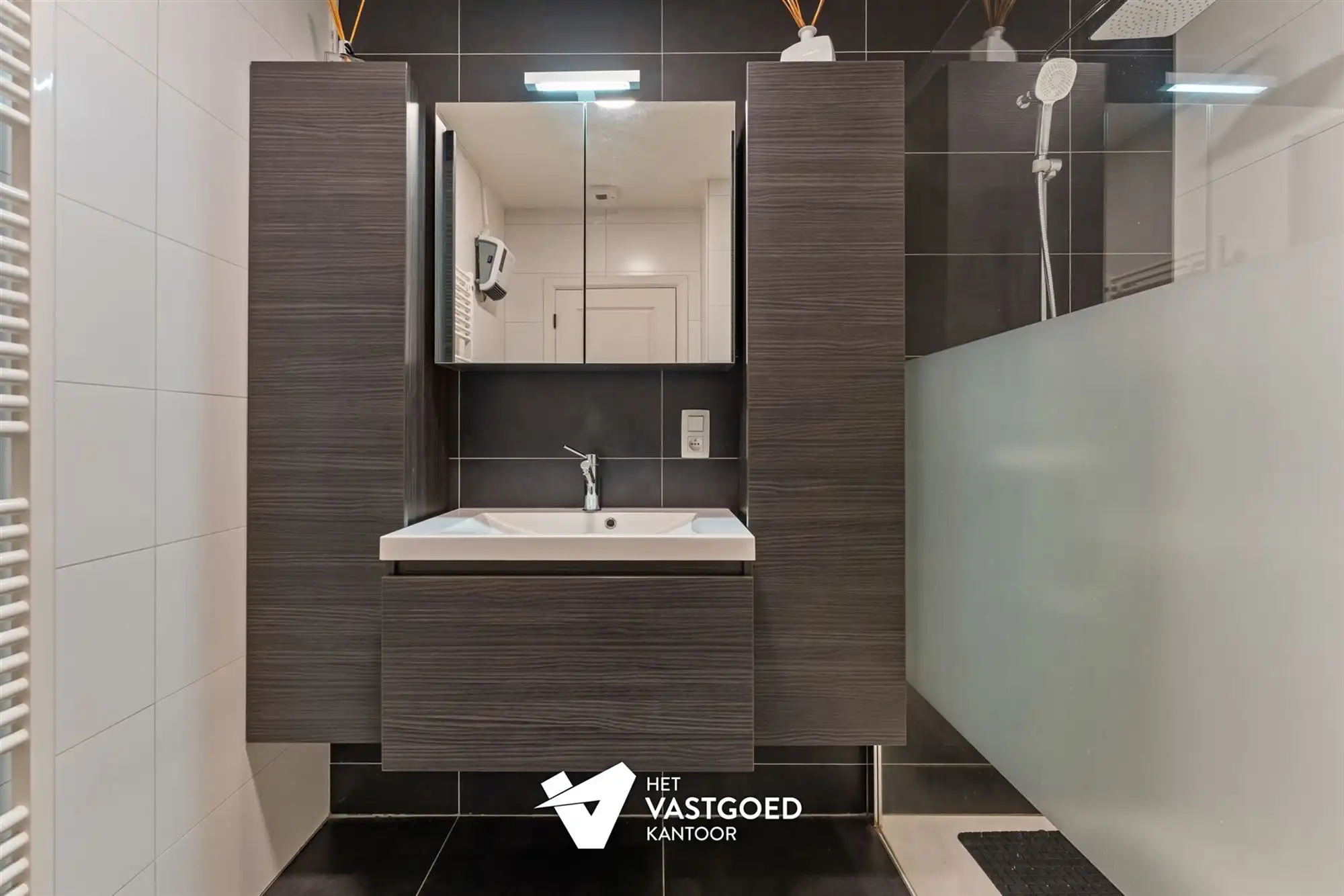 ZEER RUIM DUPLEX APPARTEMENT (158M²) MET 3 SLAAPKAMERS EN ONDERGRONDSE STAANPLAATS MET BERGING TE TESSENDERLO foto 18