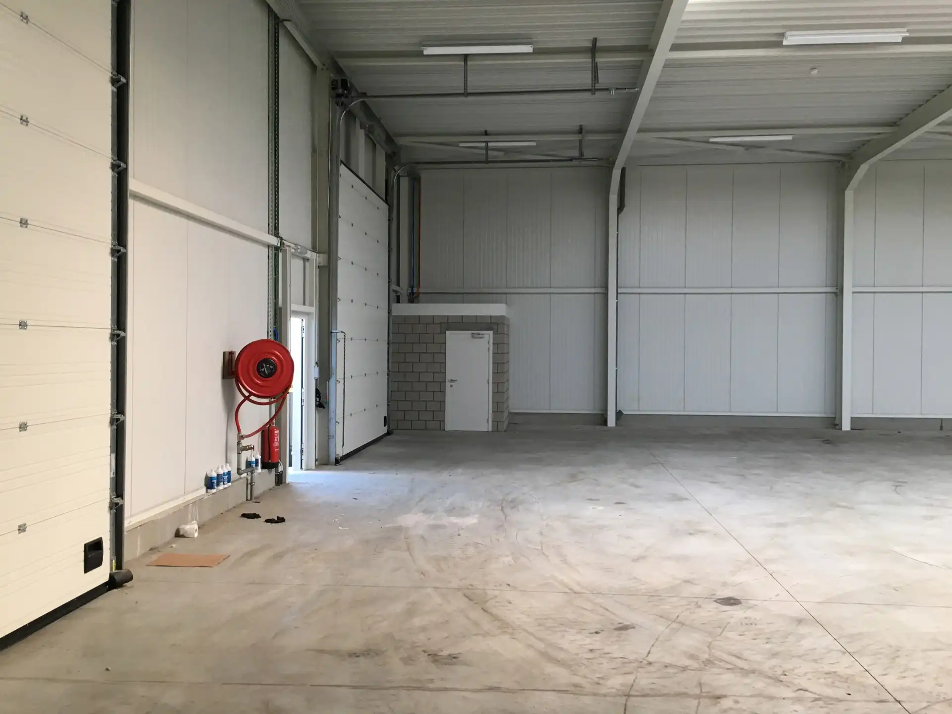 BEDRIJFSGEBOUW VAN 1000M² MET LAADKADE        foto 3
