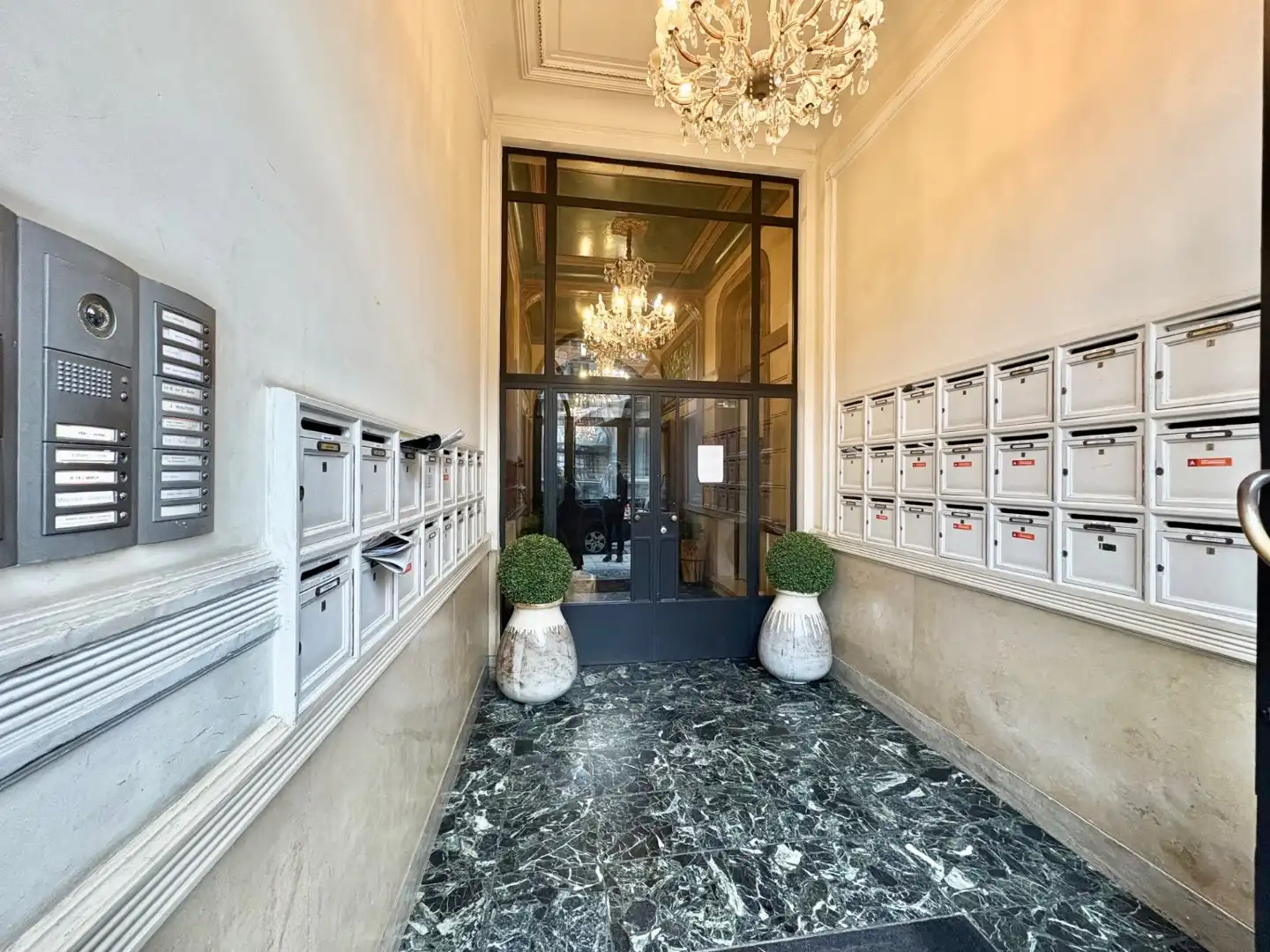 Elegante en instapklare 2-slaapkamerappartement in het groeiende Zurenborg foto 12