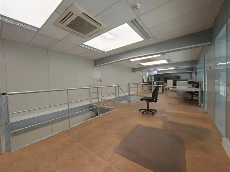 Magazijn met kantoren en ruime buitenopslag langs de A12 foto 7